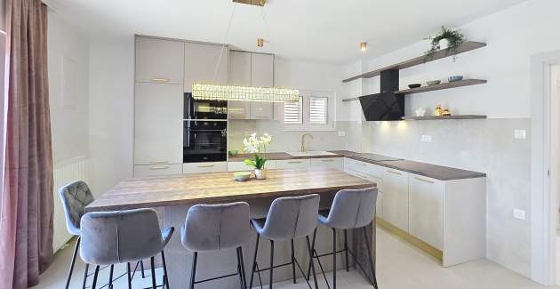 Modernes Apartment Gabrijela für 4 Personen – mit Balkon, 450 m vom Strand entfernt