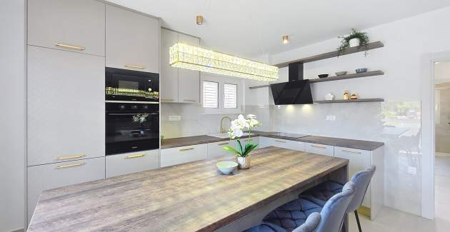 Modernes Apartment Gabrijela für 4 Personen – mit Balkon, 450 m vom Strand entfernt