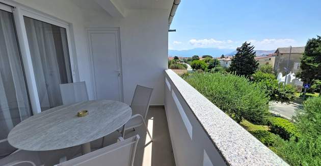 Modernes Apartment Gabrijela für 4 Personen – mit Balkon, 450 m vom Strand entfernt