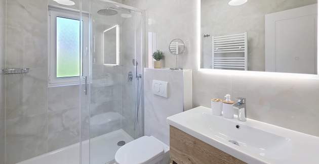 Modernes Apartment Gabrijela für 4 Personen – mit Balkon, 450 m vom Strand entfernt