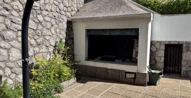 Appartamento Starčević - Filipović con cortile e barbecue, a 150 m dalla spiaggia