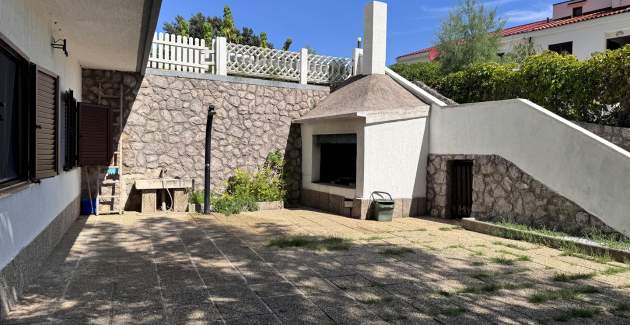 Appartamento Starčević - Filipović con cortile e barbecue, a 150 m dalla spiaggia