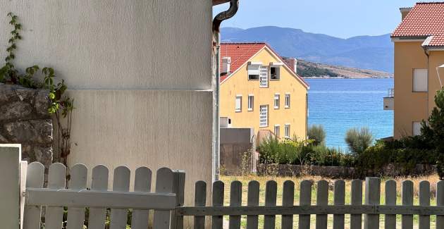 Appartamento Starčević - Filipović con cortile e barbecue, a 150 m dalla spiaggia