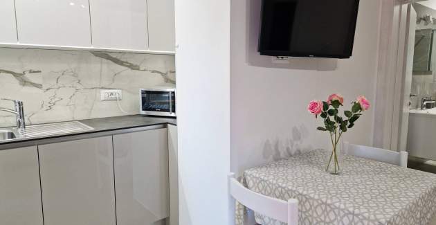 Charming Apartment Sunshine BS - with Balcony, 300 m from the Beach