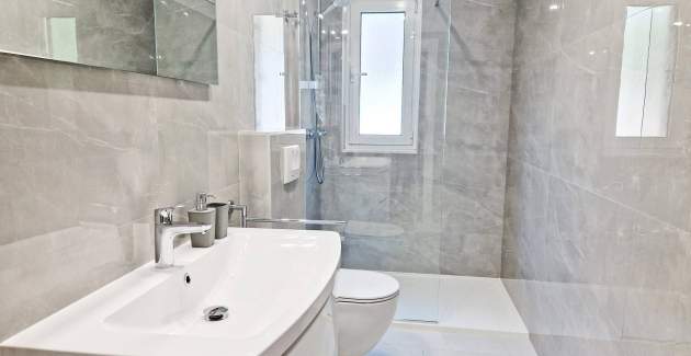 Charming Apartment Sunshine BS - with Balcony, 300 m from the Beach