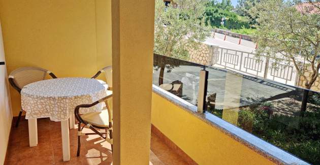 Charming Apartment Sunshine BS - with Balcony, 300 m from the Beach