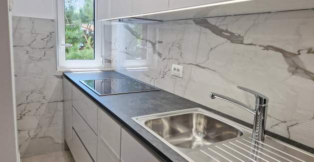 Charming Apartment Sunshine BS - with Balcony, 300 m from the Beach