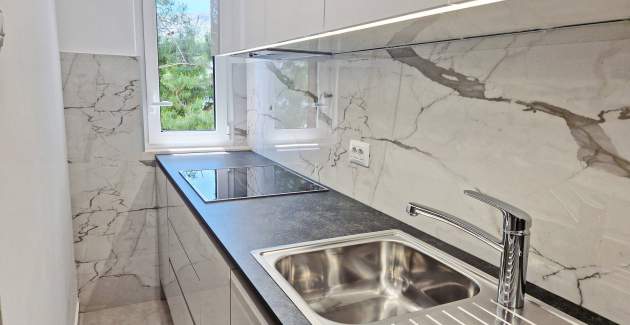 Charming Apartment Sunshine BS - with Balcony, 300 m from the Beach