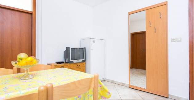 Apartment Mrakovcic Nr. 2 - mit Terrasse, 350 m vom Strand entfernt