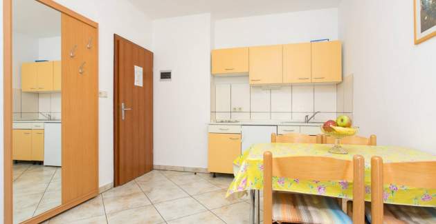 Apartment Mrakovcic Nr. 2 - mit Terrasse, 350 m vom Strand entfernt