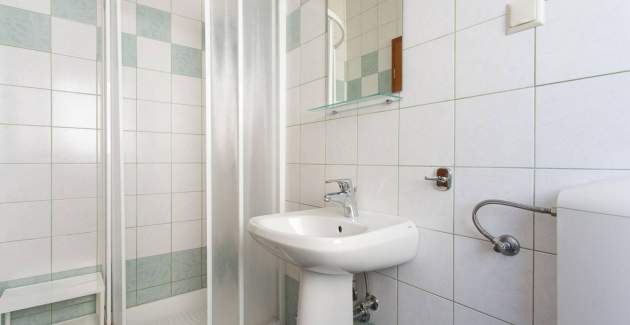 Apartment Mrakovcic Nr. 2 - mit Terrasse, 350 m vom Strand entfernt