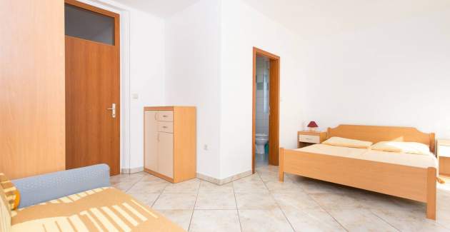 Apartment Mrakovcic Nr. 2 - mit Terrasse, 350 m vom Strand entfernt