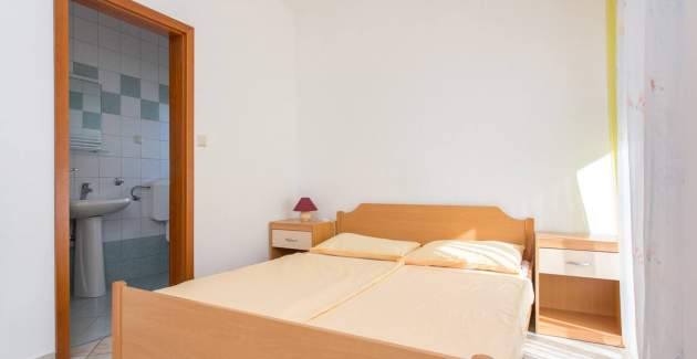 Apartment Mrakovcic Nr. 2 - mit Terrasse, 350 m vom Strand entfernt