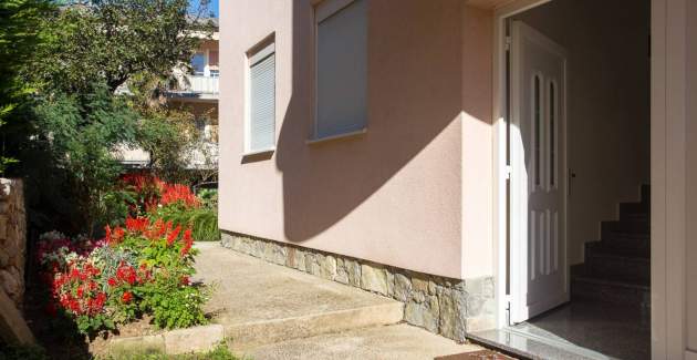 Apartment Mrakovcic Nr. 2 - mit Terrasse, 350 m vom Strand entfernt