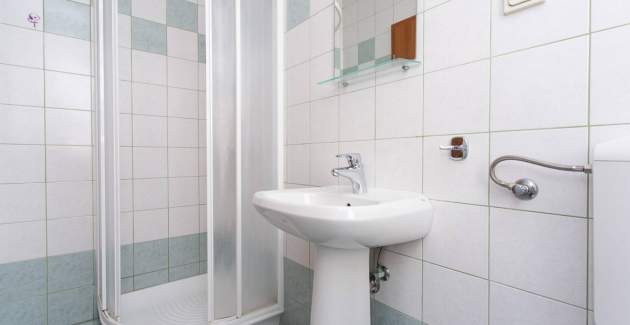 Apartment Mrakovcic Nr. 2 - mit Terrasse, 350 m vom Strand entfernt