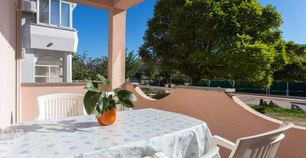 Apartment Mrakovcic Nr. 2 - mit Terrasse, 350 m vom Strand entfernt