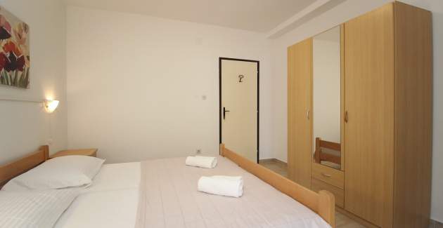 Ferienwohnung Petrica Nr. 2 – mit Balkon – im ruhigen Dorf Jurandvor bei Baška gelegen.