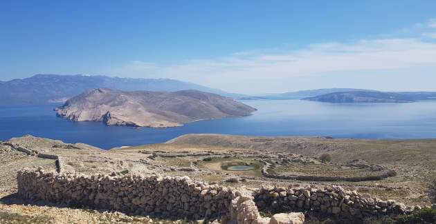 Ferienwohnung Petrica Nr. 2 – mit Balkon – im ruhigen Dorf Jurandvor bei Baška gelegen.
