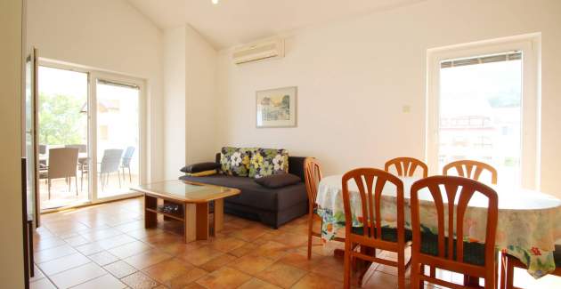 Apartment Pintar Beach - with Sea View, near the Beach