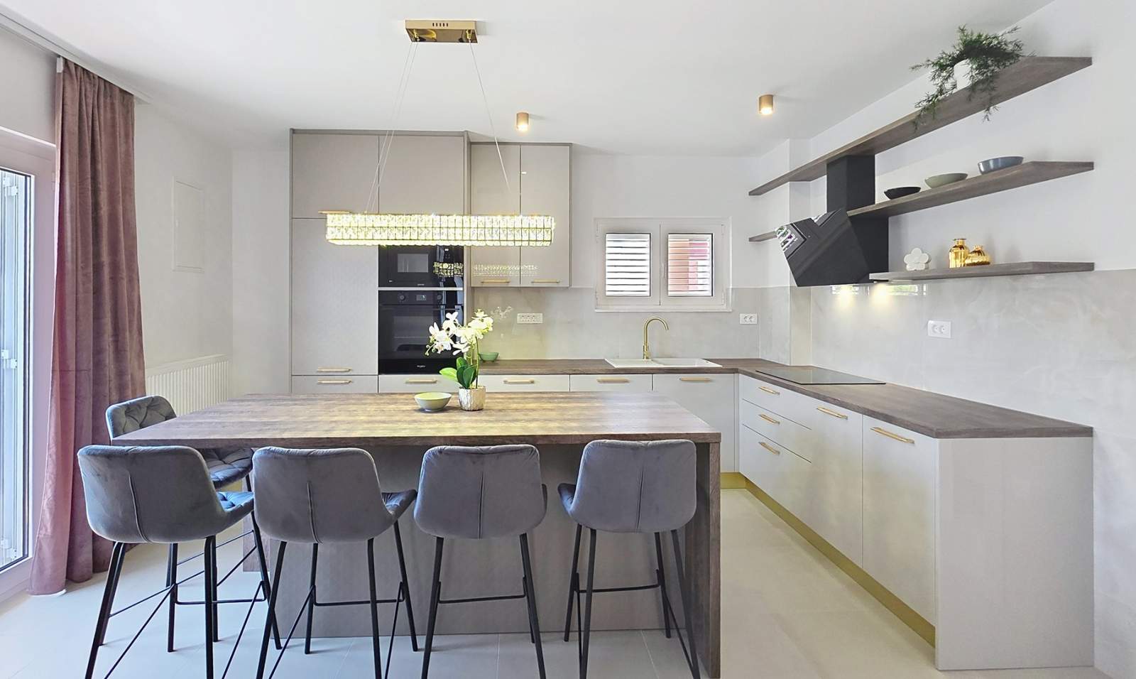 Modernes Apartment Gabrijela für 4 Personen – mit Balkon, 450 m vom Strand entfernt