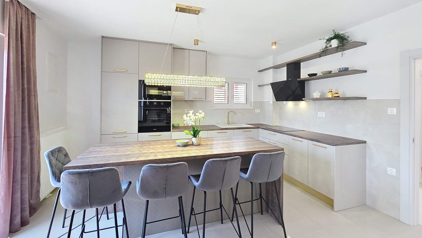 Modernes Apartment Gabrijela für 4 Personen – mit Balkon, 450 m vom Strand entfernt