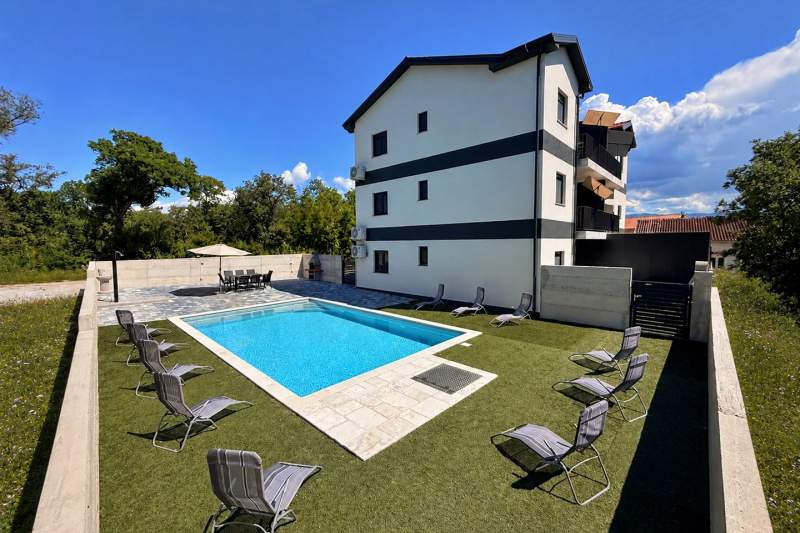 Lavanda Verde — Pool Apartments